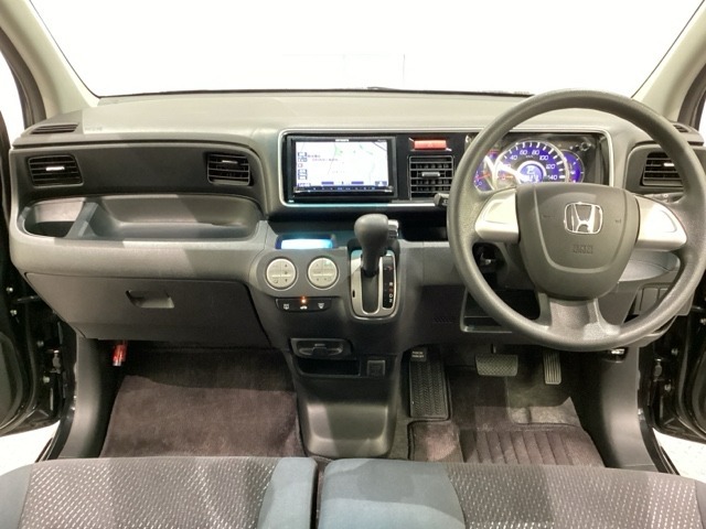 車内のインパネ周りはスタイリッシュなデザインです。グローブボックスやカップホルダーのほかにトレーなどたくさんの収納スペースが付いています。