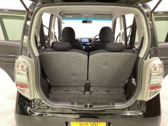 開口部も広く荷物の積み下ろしもしやすいお車となっております。シートの背もたれは5：5の割合で分割して可倒できるので、長いお荷物などを載せることもできます。