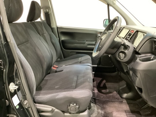 女性でも運転がしやすいように、シートの高さ調整機能（シートリフター）がついています。運転席と助手席の間が空いている為、助手席側への移動がスムーズです。交通量の多い道でも助手席側から乗り降りができます。