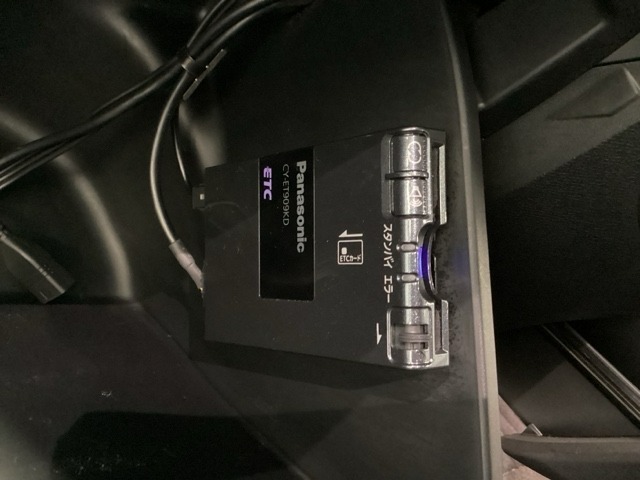 グローブBOX内のカードの取り出しもしやすい場所にETC（社外品）がついています。高速道路の料金所の通過もラクラクです！。