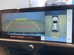 【パノラミックビューモニター】専用のカメラにより、上から見下ろしたような視点で360度クルマの周囲を確認することができます☆死角部分も確認しやすく、狭い場所での切り返しや駐車もスムーズに行えます。