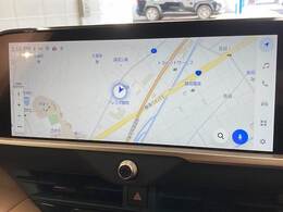【純正ナビ】一体感のあるナビは、高級感ある車内を演出してくれます。Bluetooth再生などオーディオ機能も充実しておりますので、運転もより楽しめます♪