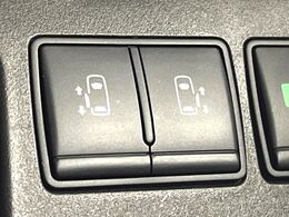【両側パワースライドドア】スマートキーや運転席のスイッチで後席両側スライドドアの開閉が可能♪電動だから力を入れてドアを開ける必要が無く、小さなお子様でも簡単に開け閉めでき快適です♪