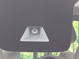 【インテリジェントエマージェンシーブレーキ】フロントカメラで前方の車両や歩行者を検知。衝突しそうな時は衝突被害軽減ブレーキが作動、衝突回避をサポート。より安全にドライブをお楽しみいただけます。