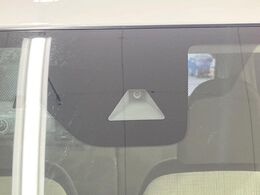 【インテリジェントエマージェンシーブレーキ】フロントカメラで前方の車両や歩行者を検知。衝突しそうな時は衝突被害軽減ブレーキが作動、衝突回避をサポート。より安全にドライブをお楽しみいただけます。