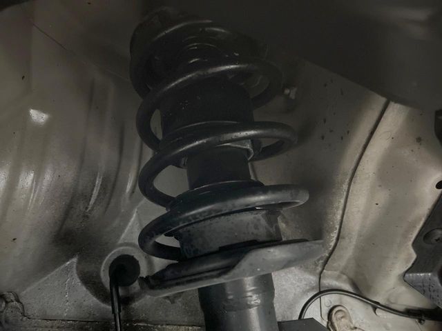お車を安心してお乗りいただく為には、足回りの定期点検が欠かせません。サービスサポート（有償保証）では無料点検もご提供しており、安心のカーライフをお過ごしいただけるサポート体制が整っています。