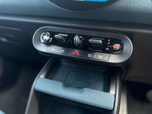 シフトレバーもタッチで簡単です。ワイヤレス置くだけ充電機付き