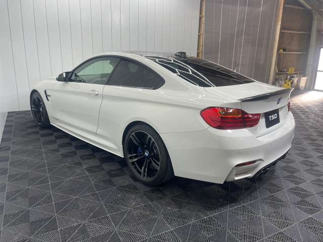 H27　BMW　M4　クーペ　カーボンルーフ　ブラックナッパーレザーシート　ハーマンカードン　　LEDヘッドライト　ヘッドアップディスプレイ　メーカーナビ　フルセグ　Bluetooth　ミラー内蔵型ETC　バックカメラ