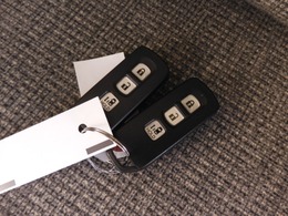 ◆スマートキー◆カギをバッグやポケットに入れたままでもドアロックの開閉ができる『スマートキー』付き！雨天や暗くなってもカギを取り出す必要がなくドアの開錠＆エンジンも始動できます