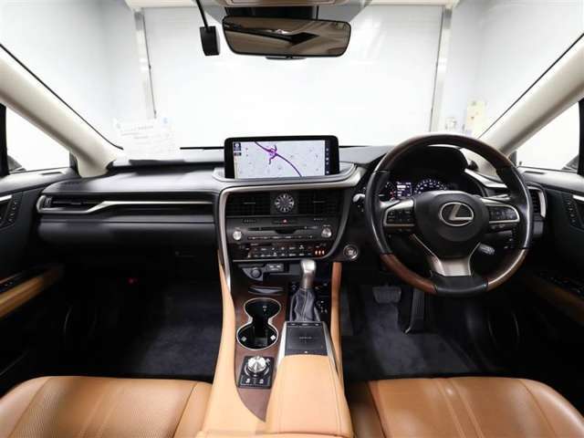 上質で落ち着いた印象のインパネ。視界も広々で運転しやすいです。
