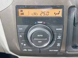 【オートエアコン】一度お好みの温度に設定すれば、車内の温度を検知し風量や温度を自動で調整。暑い…寒い…と何度もスイッチ操作をする必要はありません。快適な車内空間には必須の機能ですね♪