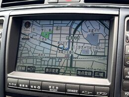 【メーカー純正ナビ】インテリアに溶け込むスタイリッシュな「専用設計」メーカーナビを装備♪視認性や操作性など基本性能にも優れ、より上質なカーライフをお楽しみいただけます。