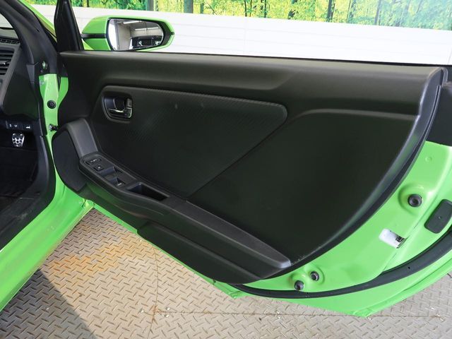 お車を安心してお乗りいただく為には、足回りの定期点検が欠かせません。サービスサポート（有償保証）では無料点検もご提供しており、安心のカーライフをお過ごしいただけるサポート体制が整っています。