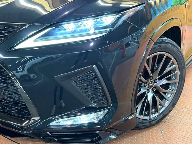 【三眼LEDヘッドライト】スタイリッシュな見た目の三眼LEDヘッドライトを装備♪スタイルだけでなく、夜間の走行も視界良好で安心してお乗りいただけます。