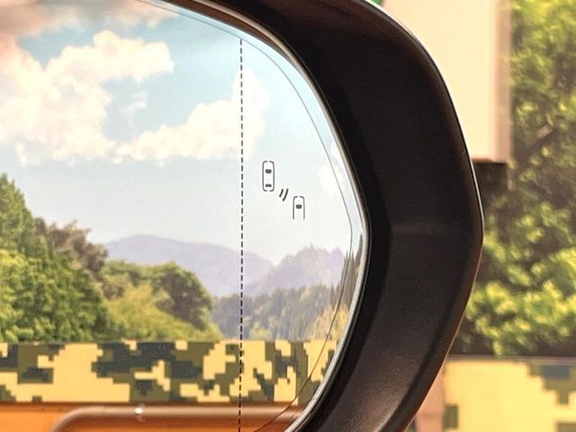 【ブラインドスポットモニター】走行中、ドアミラーの死角になりやすい箇所に後続車が接近するとサイドミラーのレンズに警告を表示！ドライバーに注意喚起をしてくれます。