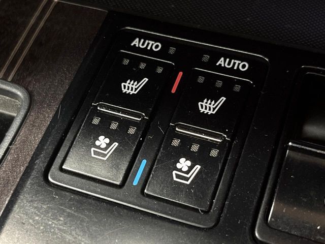 【シートベンチレーション】夏場は涼しい風でお尻や背中の熱やムレを防ぎ、冬はエアコンよりも早く温まってポカポカに！季節を問わず快適に過ごせます。