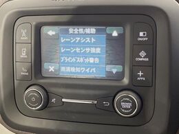 ●レーンキーピングアシスト：走行車線の逸脱を教えてくれる機能。走行時に、クルマが車線から外れていることをカメラが検知すると、ステアリングを微振動させてドライバーに警告します。