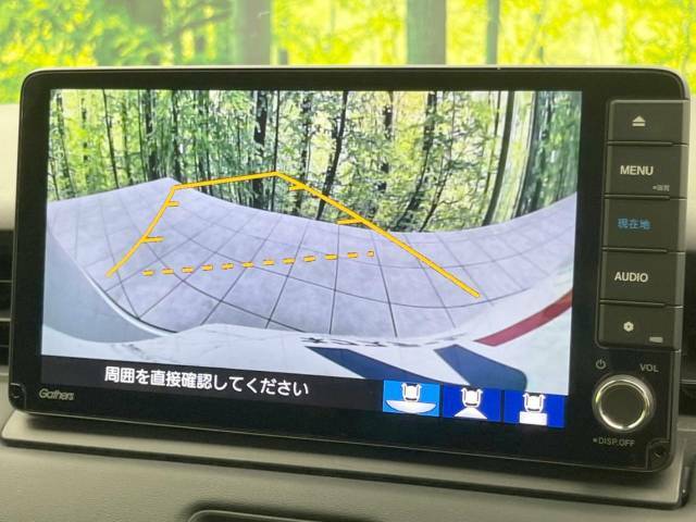 【バックカメラ】駐車時に後方がリアルタイム映像で確認できます。大型商業施設や立体駐車場での駐車時や、夜間のバック時に大活躍！運転スキルに関わらず、今や必須となった装備のひとつです！