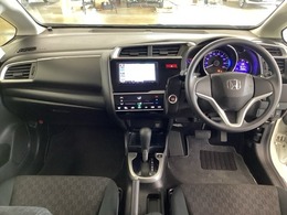 車内は光触媒抗菌消臭施工済です。インパネ周りはスタイリッシュなデザインです。グローブボックスやカップホルダーのほかにトレーなどたくさんの収納スペースが付いています。