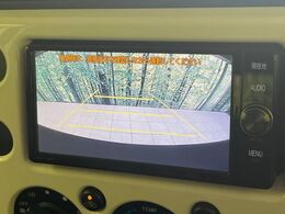 【バックカメラ】駐車時に後方がリアルタイム映像で確認できます。大型商業施設や立体駐車場での駐車時や、夜間のバック時に大活躍！運転スキルに関わらず、今や必須となった装備のひとつです！