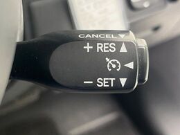 【クルーズコントロール】高速道路もラクラク走行。アクセルを離しても一定速度で走行ができ、長距離運転時の負担を軽減！加速・減速も簡単なスイッチ操作で調整できます。