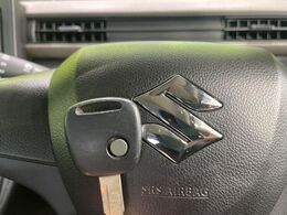 【キーレス】少し離れた場所からでもボタン一つでドアの開錠・施錠ができるのでとっても便利！ドアの鍵穴周りに傷をつけることもありません♪