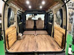 内装に＜アカシア＞の天然木を使用し、ログハウスのような木の温もりを感じられる車内に仕上げました。車内から外の風景を見ることで、まるでリゾートにいるような特別な気分をお楽しみください。