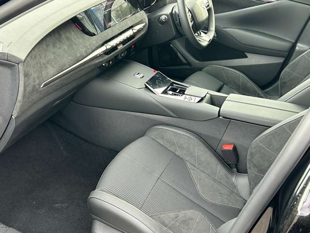 快適なショールームにて、お車選びのお手伝いから、ご購入後の整備待ちまで、ご対応致します。