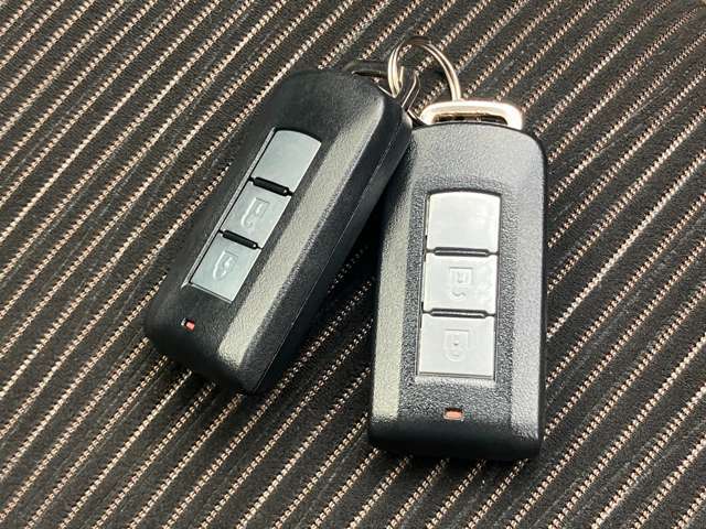 【インテリジェントキー】　ドアロック＆エンジンスタートがワンタッチで簡単です♪特に女性の方に喜ばれてます☆あッ！イモビライザー（盗難防止装置）標準装備も嬉しいですね♪