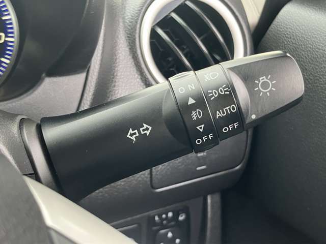 【オートライト】　連続したトンネルや、ライトの消し忘れ防止等、本当に便利機能です！オートのまま、まったくライト操作をしなくていいですよ。