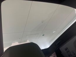 明るく開放的な光を生み出し広々とした空間を演出するパノラミックルーフ！ダークティンテッド強化ガラスは快適な車内温度を維持し日差しの影響を抑えるとともにプライバシーを保つ。電動サンブラインドも装備！