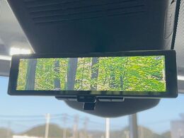 【インテリジェントルームミラー】後席の大きな荷物や同乗者で後方が確認しづらい時でも安心！カメラが撮影した車両後方の映像をルームミラー内に表示。クリアな視界で状況の確認が可能です！