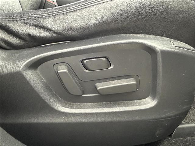 【運転席】座り心地が良いシートなので長時間の運転でも快適にお過ごしいただけます。新品のフロアマットのご注文も可能です。掲載箇所以外にご希望の写真がございましたらお気軽にお問い合わせ下さい。