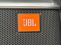 【JBLサウンドシステム】メーカーオプションの高品位サウンドシステムを搭載。専用のチューニングが施された大小様々なスピーカーから良質なサウンドが奏でられ、臨場感あふれる音響空間を演出します。