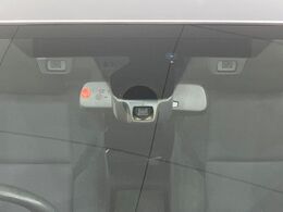 【アイサイトVer3】前方の車両等を検知し、衝突しそうな時は警報で注意を促し、ブレーキを踏む力をサポート。ブレーキを踏めなかった場合は衝突被害軽減ブレーキが作動、衝突回避をサポートします。