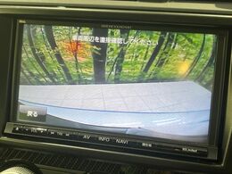 【バックカメラ】駐車時に後方がリアルタイム映像で確認できます。大型商業施設や立体駐車場での駐車時や、夜間のバック時に大活躍！運転スキルに関わらず、今や必須となった装備のひとつです！