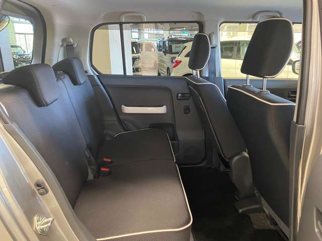 後部座席も広々としています！