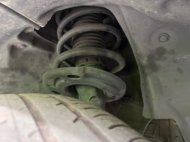 お車を安心してお乗りいただく為には、足回りの定期点検が欠かせません。サービスサポート（有償保証）では無料点検もご提供しており、安心のカーライフをお過ごしいただけるサポート体制が整っています。