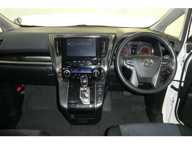 運転席周りのレイアウトをご覧ください。ナビゲーションが綺麗に装着されすっきり収まってますね！