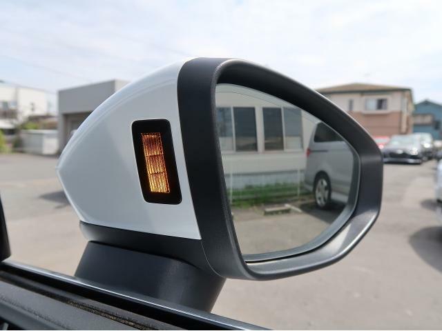 【サイドアシスト】自車を追い越そうとするクルマが自車の死角にいる場合など、システムが車線変更の危険を予測し、該当する側のエクステリアミラーに搭載されたLEDが点灯してドライバーに警告します。