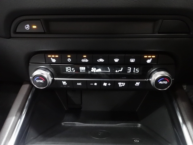 温度の設定のみで快適な風量やモードなどを自動調整してくれるフルオートエアコンを装備！運転席と助手席で温度の個別設定も可能な上、寒い日には嬉しい、シートヒーターとステアリングヒーターも完備しています。