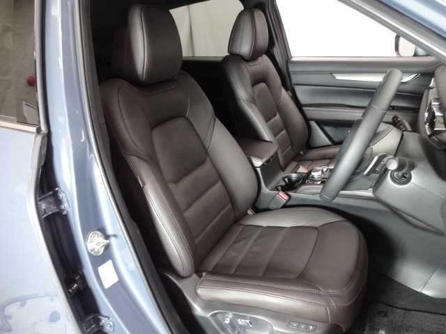 立体感があり、シート中央部とサイド部をくっきりと分断したサポート性の高い形状のシートが「人馬一体」感を強く演出しています。