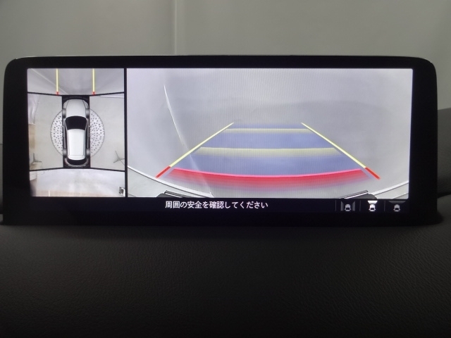 狭い場所での駐車やすれ違いなどでより的確な運転操作に役立つ360°ビューモニターが装備されています。