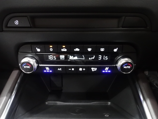 暑い夏の時期にとっても快適なシートベンチレーションを装備！シート内部に取り付けられたファンでシートの表面を換気して、涼しくしてくれます。