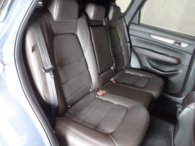 後席もゆったりとくつろげるスペースを確保し、万が一の前面衝突時には後席乗員の下半身がシートから滑り落ちることを抑制する構造になってます。