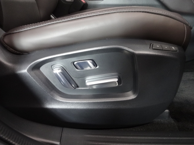 パワーシートを装備！体格や好みに応じたポジションをスムーズに調整できます。