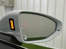 【ブラインドスポットモニター（BSM）】車線変更時に車両後方から来る車両を検知し安全をサポートする装置です。