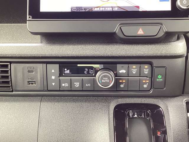 シートヒーター付き！寒い日に活躍します！USBもTYpe-AとType-Cが使えます。