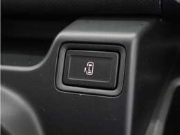 ◆片側電動スライドドア◆狭い駐車場でも乗り降りが楽々♪お子様が隣の車にドアを当ててしまう心配もございません！小さなお子様連れの方もこれで安心。