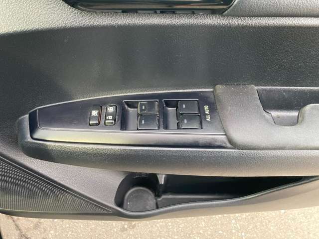 パワーウィンドウスイッチです。運転席で窓の開閉を簡単操作できます！ロック機能を使えば、お子様のイタズラやお怪我を防止できますよ！
